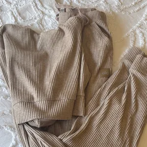ALO Yoga Tan Ribbed Women's Hoodie Sweater and joggers thumbnail 4