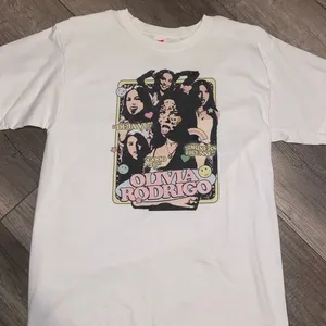 olivia rodrigo shirt Size M thumbnail 1