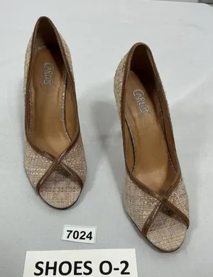 Womans Excellent Condition Carlos Santana Classic Slip On Stiletto Pumps 10M Tan thumbnail 1