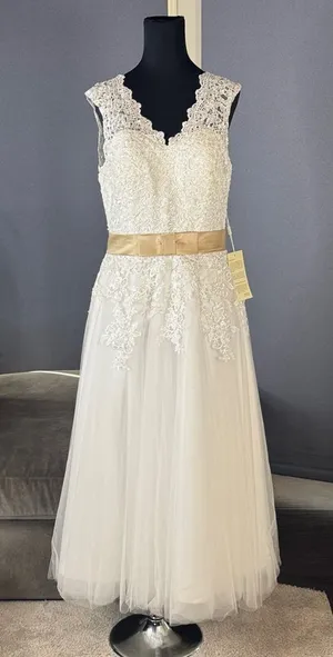Women’s White Sleeveless V-Neck Wedding Dress Lace Applique Zip Back Size M NWT thumbnail 1