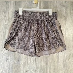 Vitality Balance Athletica M High Rise Breeze Shorts Gray Snake Print Lined Run thumbnail 2