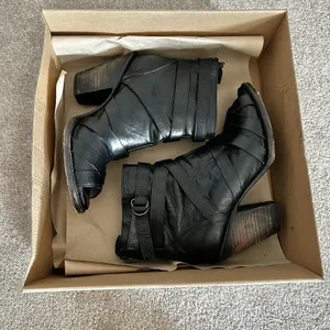 Freebird by Steven Joker Black Leather Heeled Booties Peeptoe Strappy Black Sz 9 thumbnail 7