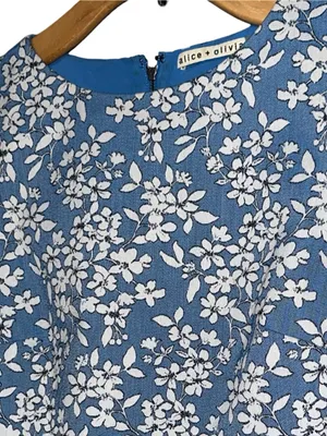 Alice & Olivia Women’s Size 6 Blue & White Floral Jacquard Sleeveless Dress thumbnail 4