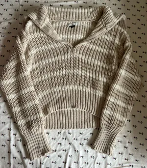 American Eagle Beige off the shoulder kind of zip up sweater thumbnail 1