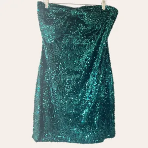 PrettyLittleThing Emerald Green Sequin Bow Bandeau Bodycon Dress 6 thumbnail 5