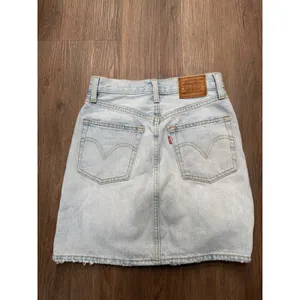 Levis Premium Womens Light Wash Denim Mini Skirt High Rise Raw Hem‎ Size 24 thumbnail 3