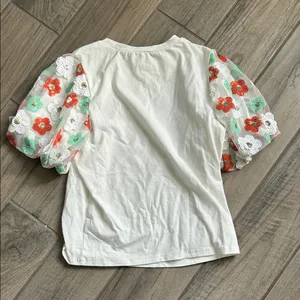 Elegant White Blouse with Floral Puff Sleeves thumbnail 4