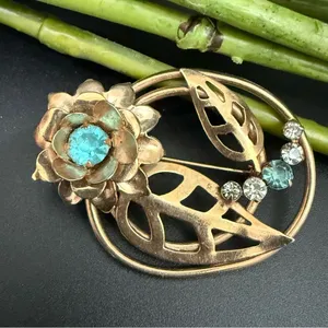 Vintage Unsigned Gold-tone Light Blue Rhinestone Flower Floral Spray Brooch 10g. thumbnail 1