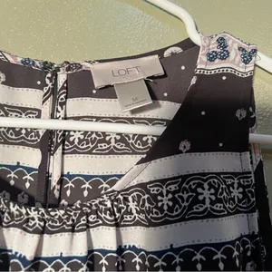 Loft‎ Women's Size Medium Sleeveless Blouse Gray White Pink Floral Stripe Scoop thumbnail 7