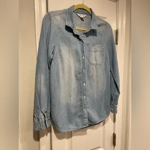 Old Navy Size M The Classic Shirt Light Wash Denim Jean Button Down Collared thumbnail 6
