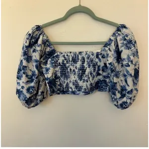 $60 NWOT Abercrombie puff sleeve crop top in blue rose floral M thumbnail 5