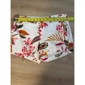 Old Navy Everyday Short Womens 8 White Floral‎ Mid Rise Linen Blend Tropical thumbnail 2