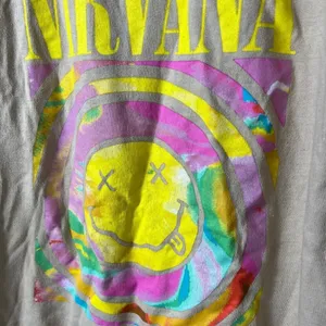 Nirvana smile print sweatshirt women’s size large‎ thumbnail 4