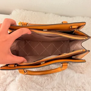Michael Kors Leather Messenger‎ Crossbody Handbag EUC thumbnail 5