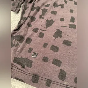 Lululemon Black gray Patterned tee shirt Top cropped thumbnail 9