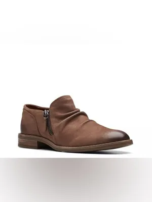 NEW Clarks Camzin Pace Bootie Brown SZ-7.5 Ruched Low Heel Ankle thumbnail 3