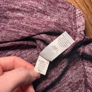 Athleta Space Dye Long Sleeve Top Burgundy Thumbholes Curved Hem Womens M Active thumbnail 7