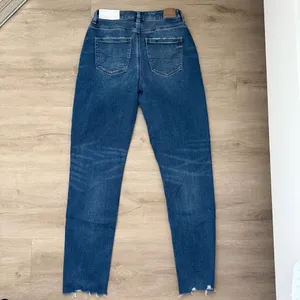 American Eagle Women's Medium Wash Mom Denim Jean thumbnail 7