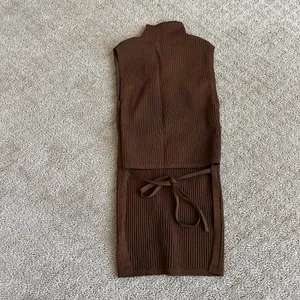 Aritzia Babaton Sculpt Knit Tie Back Sleeveless Mock Neck Brown XS Never Worn thumbnail 3