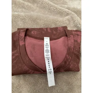 Lululemon Swiftly Tech Short Sleeve 2.0 Shirt Size 6 Brown Rose Abstract Run Top thumbnail 3