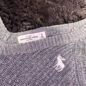 Abercrombie v-neck sweater thumbnail 2