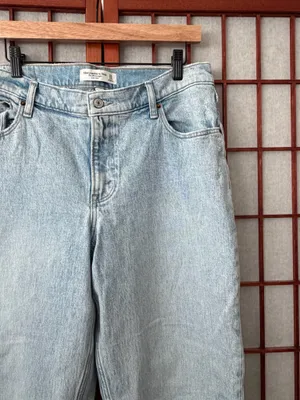 Abercrombie & Fitch curve love 90’s light wash jeans thumbnail 3