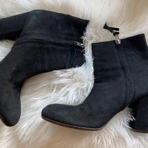 Via Roma Black Suede Ankle Boot 2.5’ Heel Black Womens Size 8 EUC thumbnail 5