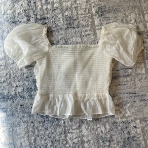 WAYF Women’s Small Off White Ruched Ruffle Short Sleeve Top thumbnail 8