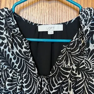 LOFT Black &‎ White Leaf Print Blouse Small Long Sleeve Ruffles Lined Textured thumbnail 2