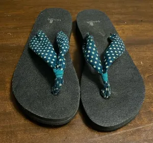 SANUK woman’s sz 5 YOGA SLINGER Teal Dots YOGA MAT FOOTBED THONG SANDALS thumbnail 1
