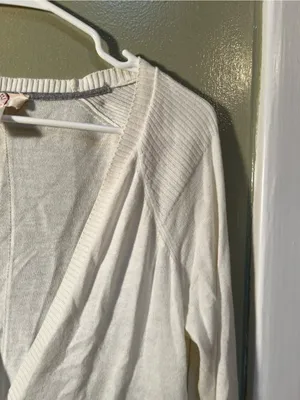 SO Women’s Size Large Cardigan Sweater Button Front V-Neck Cream White Pockets thumbnail 5