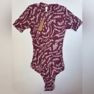 SKIMS NWT Women’s Summer Mesh Raspberry Swirl T-Shirt Thong Bodysuit‎ Size XS thumbnail 2
