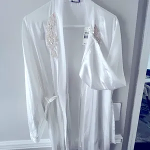 Linea Donatella Robe NWT White Sonya Embellished Satin Bridal Wrap Robe S thumbnail 4