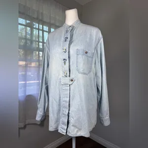 Vintage ‘80s Carry Back Light Wash Denim Embroidered Relaxed Fit Shirt thumbnail 2