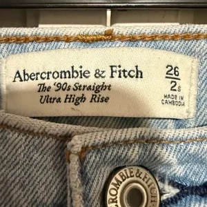 Abercrombie & Fitch The 90s Straight Ultra High Rise light wash jeans size 26S thumbnail 3