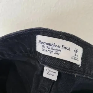 Abercrombie & Fitch Curve Love The ‘90s Straight Ultra High Rise Jean Black 2 26 thumbnail 9