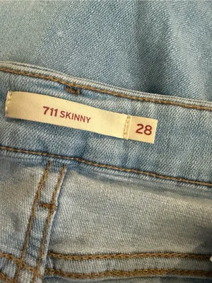 Levi’s 711 Skinny Jeans Light Wash Raw Hem Stretch Denim Pants Size 28 W28 thumbnail 3