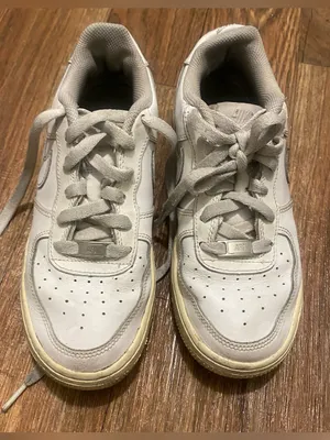 Nike Air Womens Size 6.5 White Sneakers Tennis Shoes Low Top Used thumbnail 1