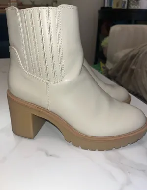 Universal Threads White/cream boots ankle thumbnail 3