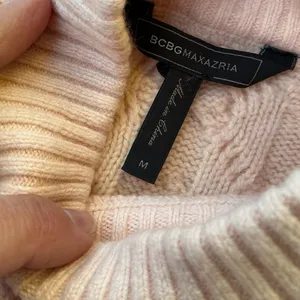 Nice  BCBG MAXAZRIA sweater 🍑🍑 thumbnail 7