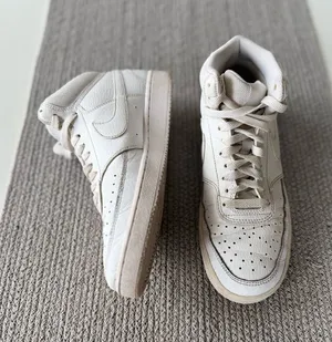 Nike White High Top Basketball Shoes Women’s Size 8.5 thumbnail 1