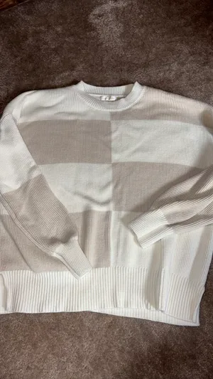 Tan and white sweater Size M thumbnail 2