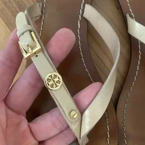 Tory Burch Leather Flip Flops Size 9 Gold Buckle Logo Hardware Tan Straps thumbnail 4