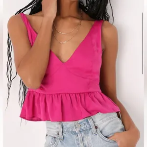 ⚜️ 3/$25 ⚜️ NWOT Lulus Fuchsia Satin V-Neck Peplum Tank Top, M thumbnail 1