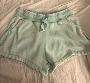 Boutique shop shorts Green Size M thumbnail 1