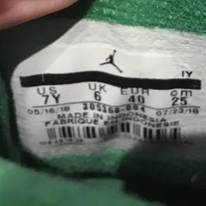 Nike Air Jordan 8 Retro GS Black 305368-004 thumbnail 4