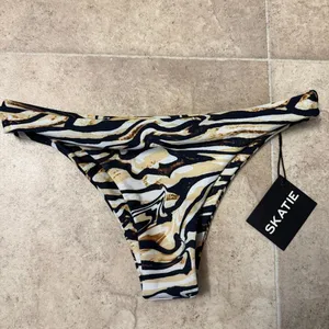 NWT- SKATIE One-Shoulder Bikini Set in Abstract Print thumbnail 2