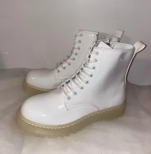 Amazing Lace Boots thumbnail 1