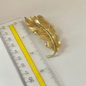 Gold tone vintage leaf brooch Gold thumbnail 4