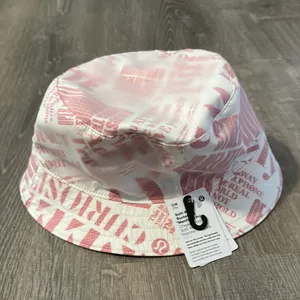 Lululemon NWT S/M Both Ways Reversible Bucket Hat in Manifesto Print &‎ Bone thumbnail 6